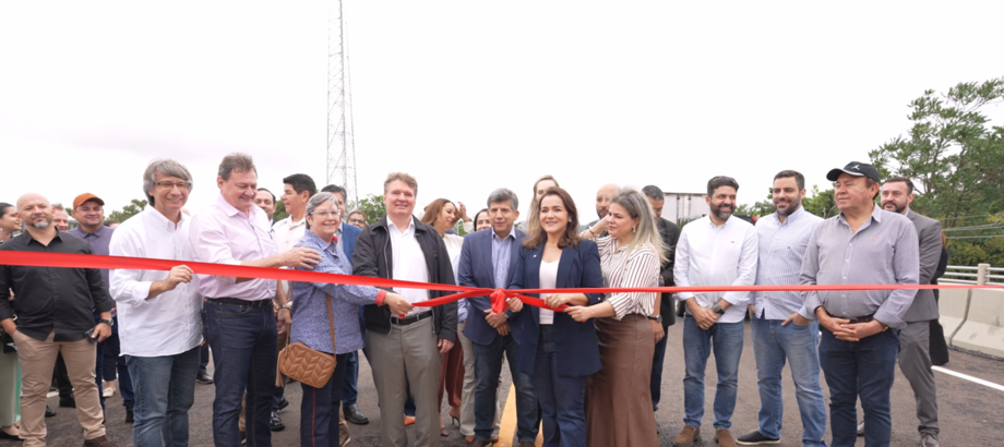 O diretor da Plaenge Urbanismo, Edison Holzmann e a prefeita Adriane Lopes inauguram o viaduto