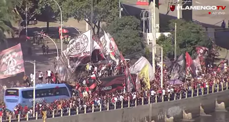 Torcida do Flamengo faz grande festa no AeroFla antes do embarque para Lima, rumo à final da Libertadores.
