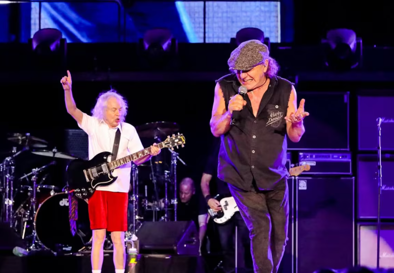 Angus Young e Brian Johnson em apresentação recente do AC/DC durante a 'Power Up Tour'
