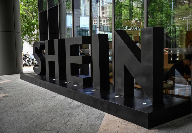 Logo da Shein em frente à sede, em Guangzhou