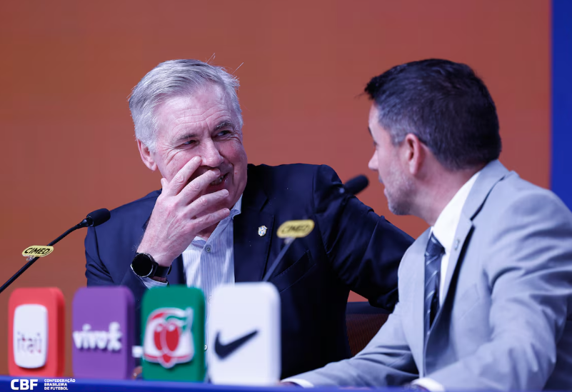 Carlo Ancelotti e Rodrigo Caetano conversam antes de divulgação da lista de convocados para os amistosos de novembro.