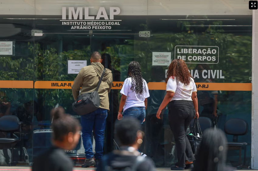 Parente das vitimas da operação contenção chegando ao Instituto médico legal (IML) pra fazerem reconhecimento dos corpos.