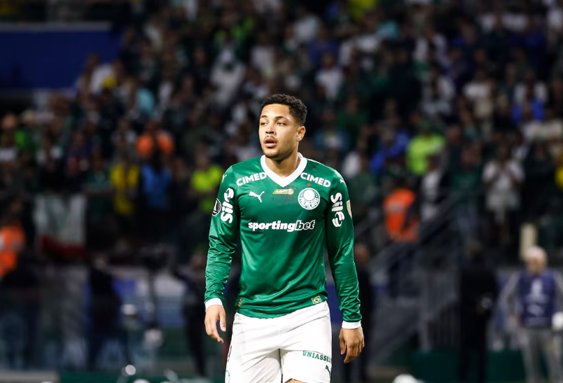 Vitor Roque volta a ganhar oportunidades na seleção brasileira sob o comando de Ancelotti.