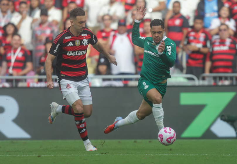 Palmeiras e Flamengo decidem Libertadores e Brasileirão até o final desta temporada.