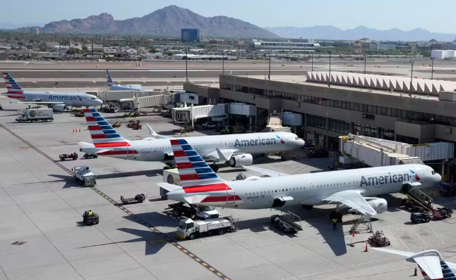 Aviões da companhia aérea American Airlines no aeroporto internacional de Phoenix, no Arizona, nos EUA, em 24 de dezembro de 2024.