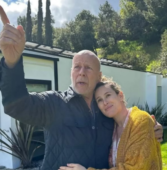 Bruce Willis ao lado da filha; ator foi diagnosticado com demência frontotemporal