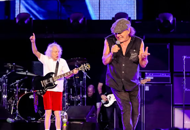 Angus Young e Brian Johnson em apresentação recente do AC/DC durante a 'Power Up Tour'