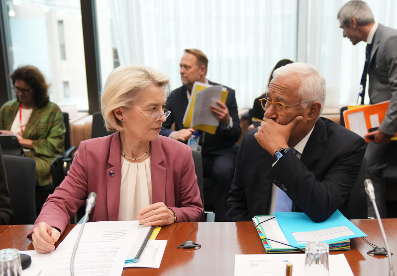 A presidente da Comissão Europeia, Ursula von der Leyen e o presidente do Conselho Europeu, António Costa, aguardam o início da Cúpula Social Tripartite, em 22 de outubro de 2025