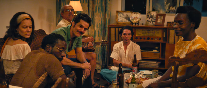 'O Agente Secreto', filme de Kleber Mendonça Filho, não fala diretamente da ditadura, mas capta, porém, a atmosfera paranoica, atordoante.