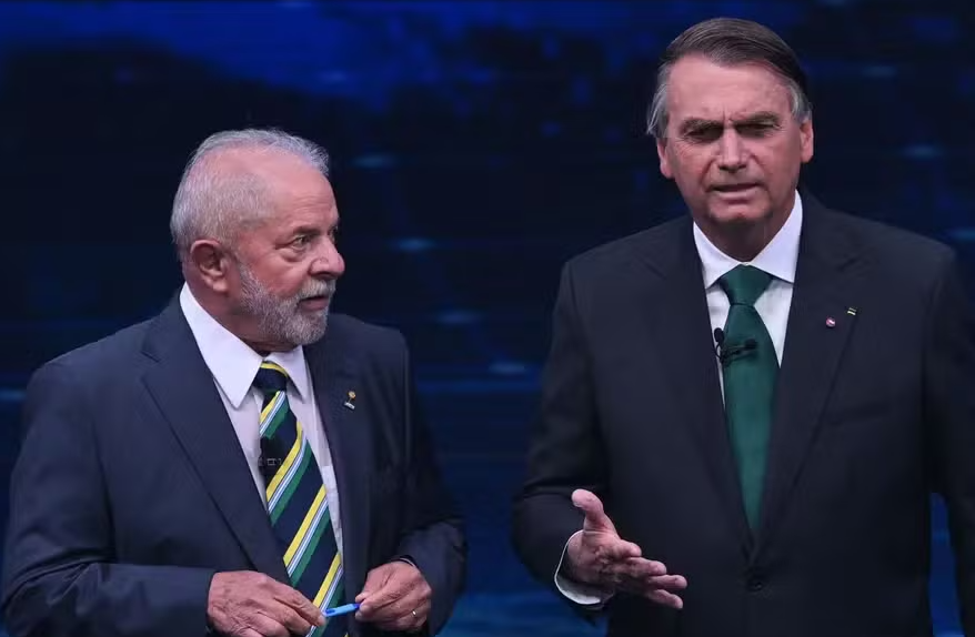 Lula e Bolsonaro durante o debate o segundo turno da eleição presidencial, em outubro de 2022
