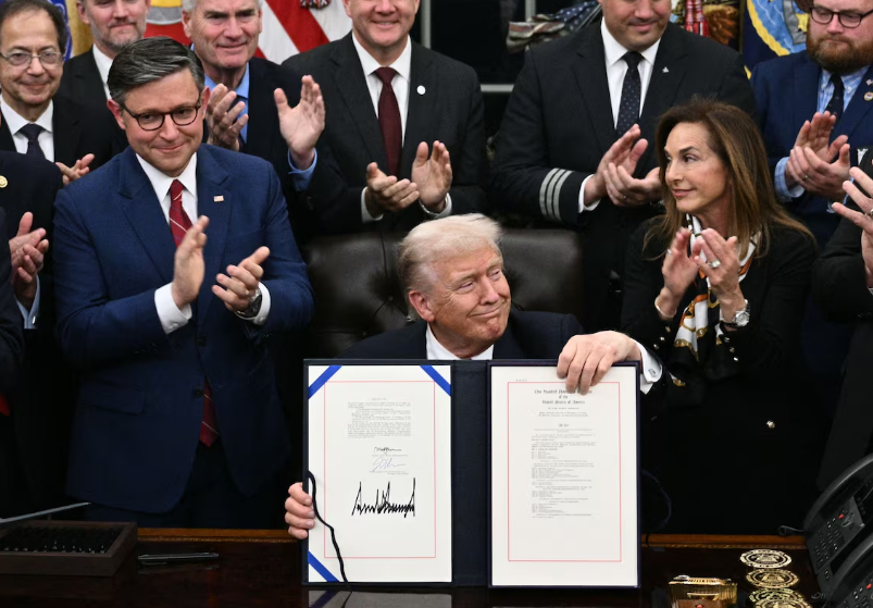 Donald Trump sanciona lei que encerra paralisação recorde do governo dos EUA após 43 dias