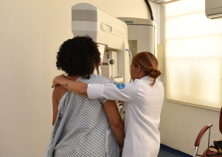 Mamografia é o principal exame para detecção precoce do câncer de mama.