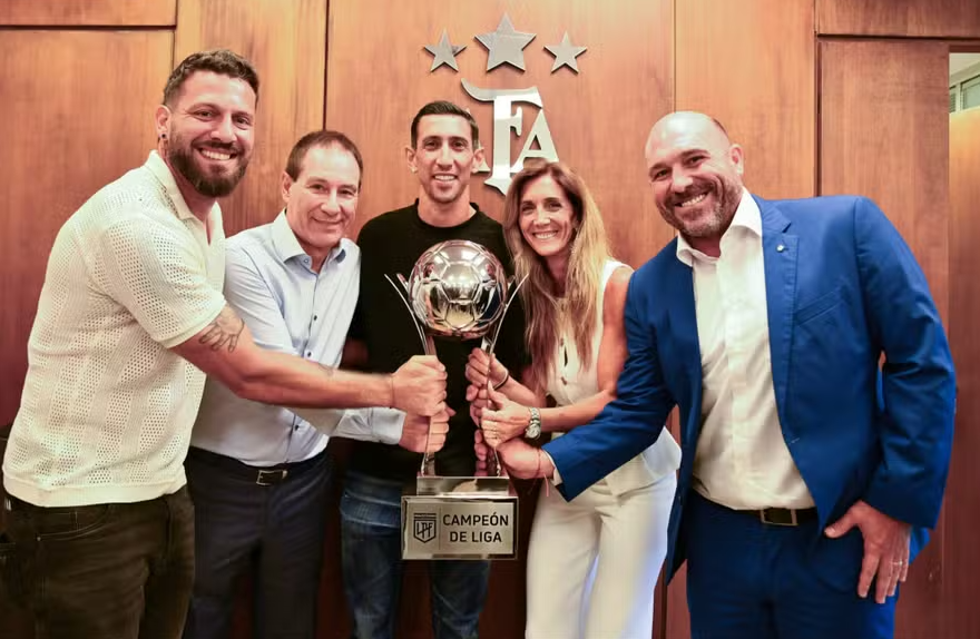 Di María e comitiva do Rosario Central com a taça de campeão da liga
