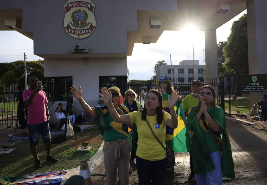 Apoiadores oram por Jair Bolsonaro na porta da Superintendência da PF em Brasília