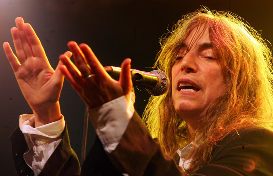 Patti Smith se apresentando no Rio, em 2006; cantora celebra 50 anos de 'Horses'