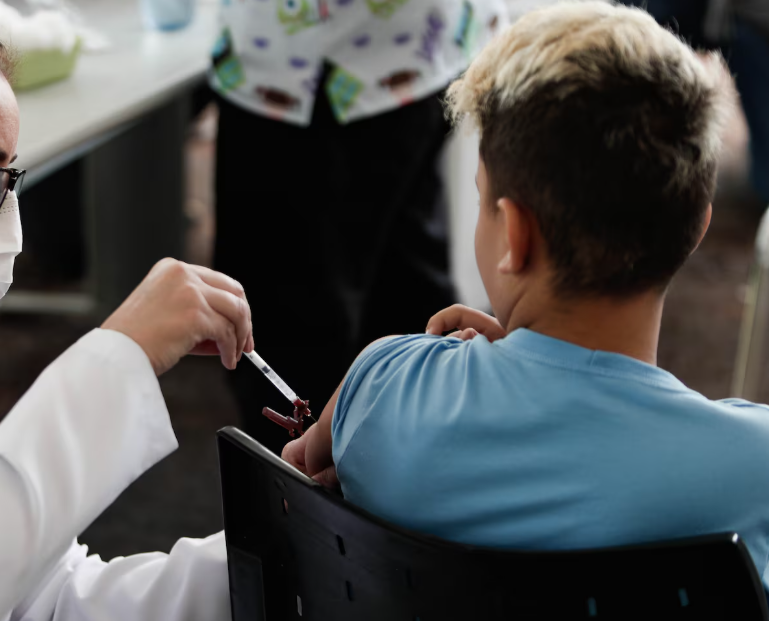 Governo de Santa Catarina alerta para a importância da vacinação para a prevenção da meningite em meio ao aumento de casos e mortes.