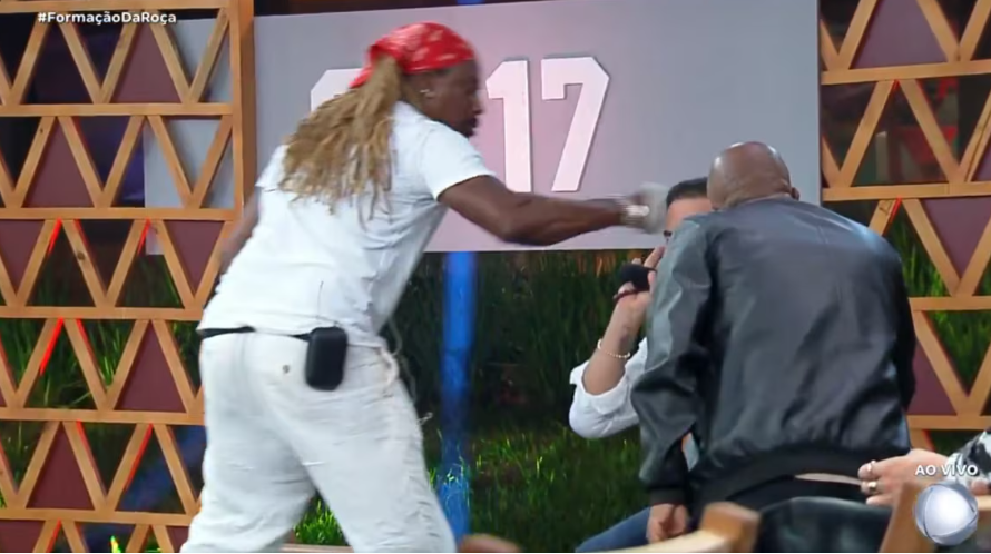 Momento em que Creo dá um soco em Fabiano durante intervalo de 'A Fazenda 17'