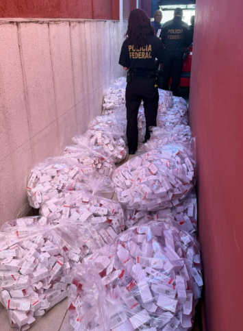 Polícia Federal deflagrou a Operação Slim, destinada a desarticular uma rede dedicada à produção, fracionamento e comercialização clandestina do princípio ativo tirzepatida.