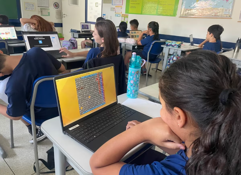 Educadores do Colégio Vital Brazil dizem que alunos já demonstram mais autonomia no uso das tecnologias e uma postura mais responsável nas interações online.