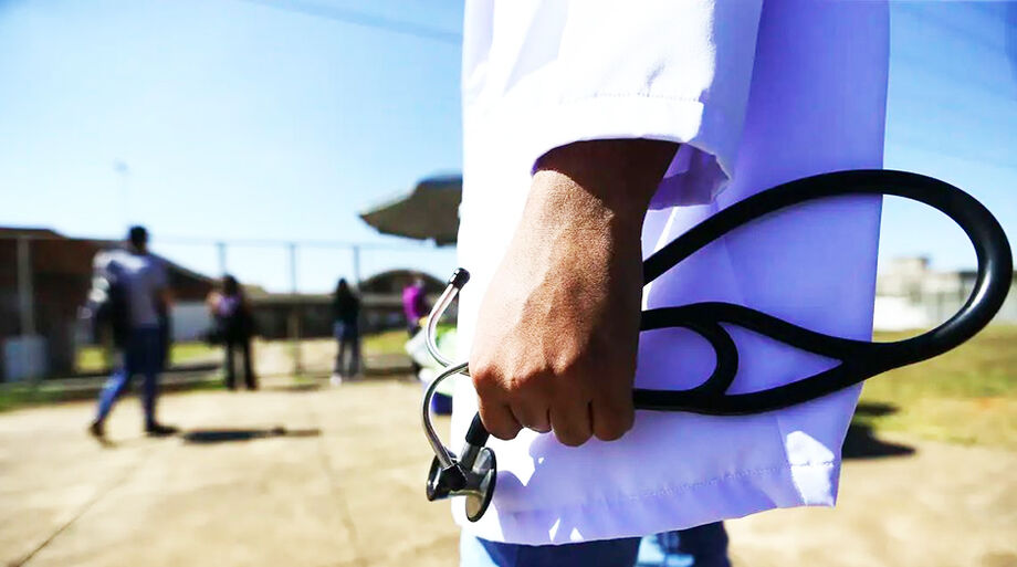 Inep divulga lista de docentes de medicina selecionados para elaborar questões nos exames Revalida e Enamed.