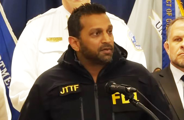 Segundo Jeffery Carroll, chefe assistente executivo da Polícia Metropolitana, o suspeito apareceu de surpresa em uma esquina e atirou contra os militares.