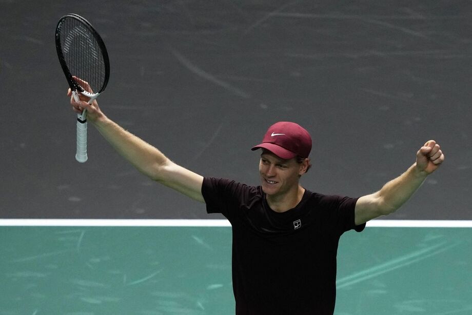 Jannik Sinner comemora o título do Masters 1000 de Paris e o retorno ao topo do ranking mundial