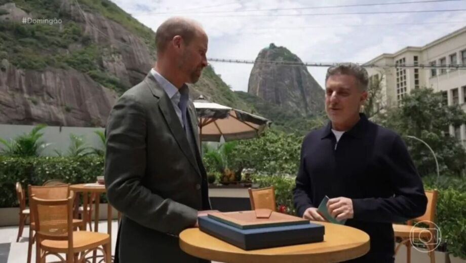 Em sua visita ao Rio de Janeiro, o Príncipe William esteve com Luciano Huck de quem recebeu um presente especial