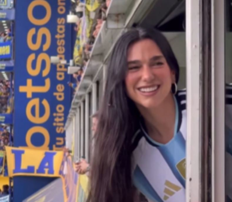 Dua Lipa comparece ao jogo entre Boca Juniors e River Plate nesse domingo, 9