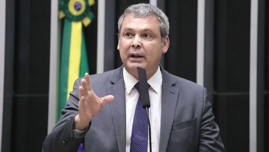 Lindbergh Farias durante sessão na Câmara: deputado afirma que projeto antifacção limita a atuação da Polícia Federal.