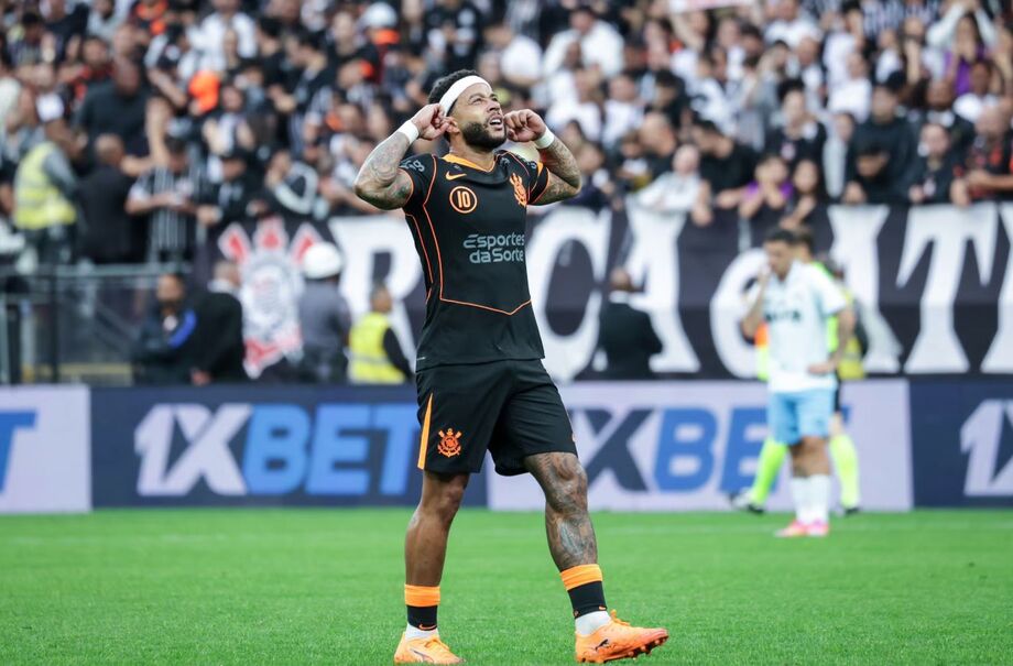 Memphis Depay encerrou jejum e marcou o segundo gol na vitória do Corinthians sobre o Grêmio por 2 a 0, em São Paulo.