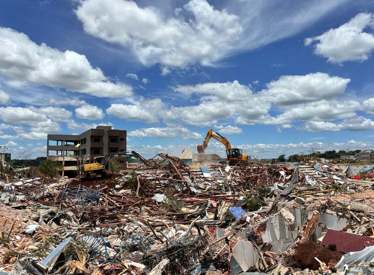 Tempestade de categoria F3 devastou 90% da área urbana de Rio Bonito do Iguaçu; governo do Paraná anuncia auxílio de até R$ 50 mil às famílias.