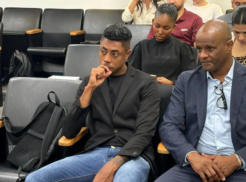 Bruno Henrique compareceu ao STJD para julgamento de recurso; relator sugeriu apenas multa, mas decisão final foi adiada.