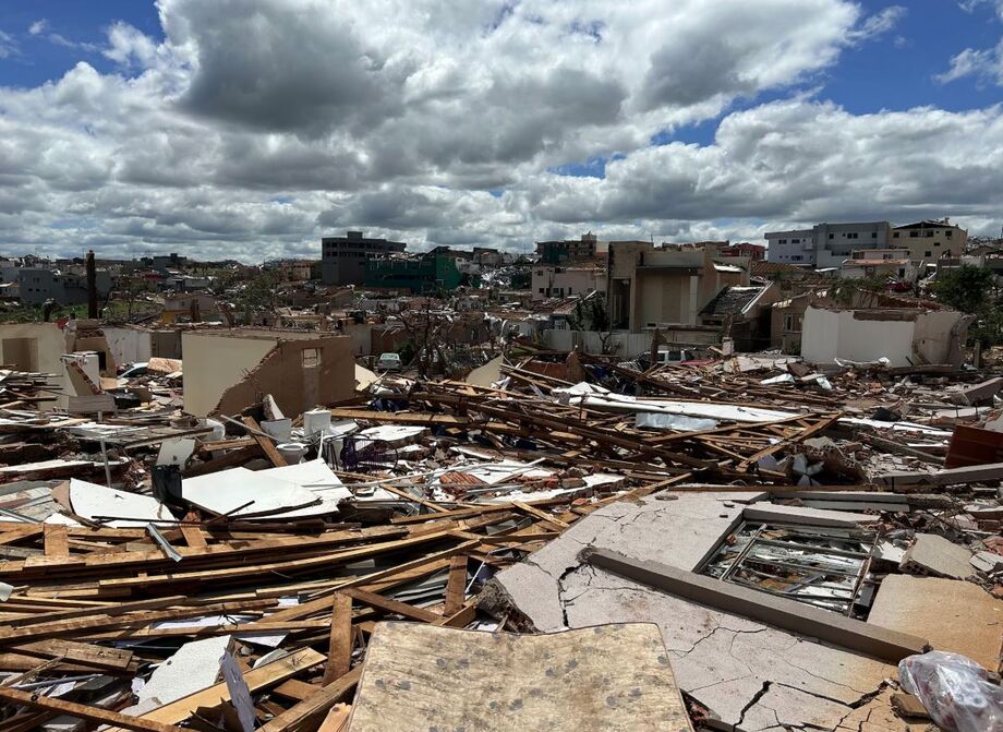 Detentos participam da reconstrução de Rio Bonito do Iguaçu após tornado destruir 90% da cidade; governo promete 320 casas emergenciais.