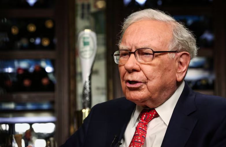 Warren Buffett anuncia que deixará de escrever as cartas anuais e confirma Greg Abel como seu sucessor na Berkshire Hathaway.