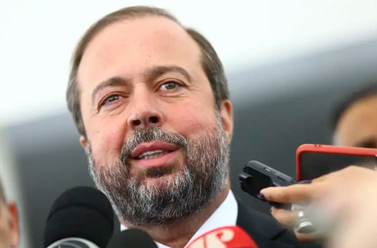 Ministro Alexandre Silveira propõe criação de fundo de transição energética com recursos do petróleo e da mineração.