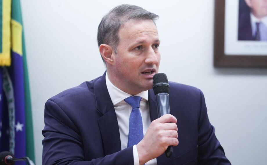 Deputado Guilherme Derrite (PP-SP), relator do PL Antifacção, alterou o texto após críticas do governo e da Polícia Federal sobre limitações à atuação no combate ao crime organizado.