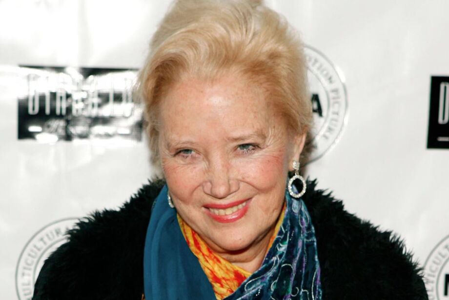 Sally Kirkland venceu o Globo de Ouro de Melhor Atriz em 1988 por Anna, papel que também lhe rendeu indicação ao Oscar. Ela morreu aos 84 anos, em Palm Springs.
