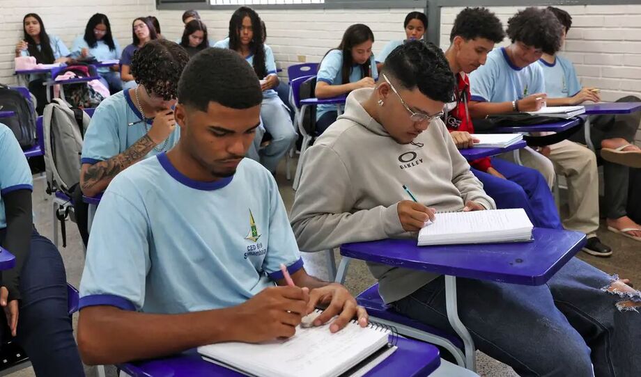 Alunos do programa Pé-de-Meia que concluírem o ensino médio e fizerem o Enem 2025 nos dois dias terão direito a bônus de R$ 200.