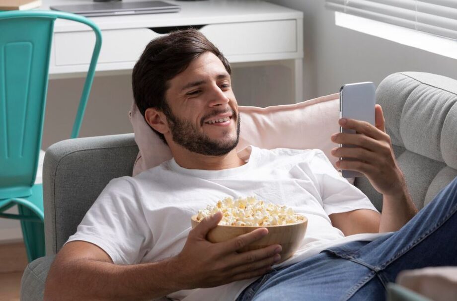 Pesquisa da Fundação Itaú aponta que o brasileiro tem preferido consumir cultura pela internet, motivado por custo, segurança e comodidade.