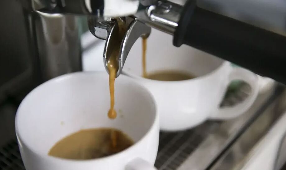 Pesquisa das universidades da Califórnia e de Adelaide indica que uma xícara de café por dia pode reduzir em até 39% o risco de arritmia cardíaca.