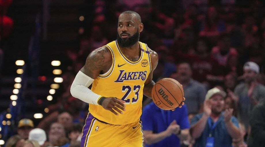 Em recuperação de lesão no nervo ciático, LeBron James treina com o South Bay Lakers para ganhar ritmo físico antes de estrear na temporada da NBA.