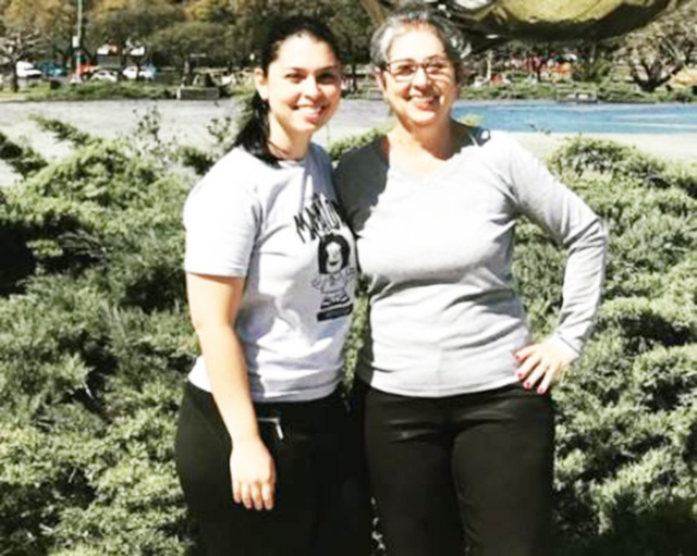 Carolina Bizinoto com sua mãe, Maria Vilma das Dores Cascalho da Silva, que morreu após agressão na rua em Buenos Aires