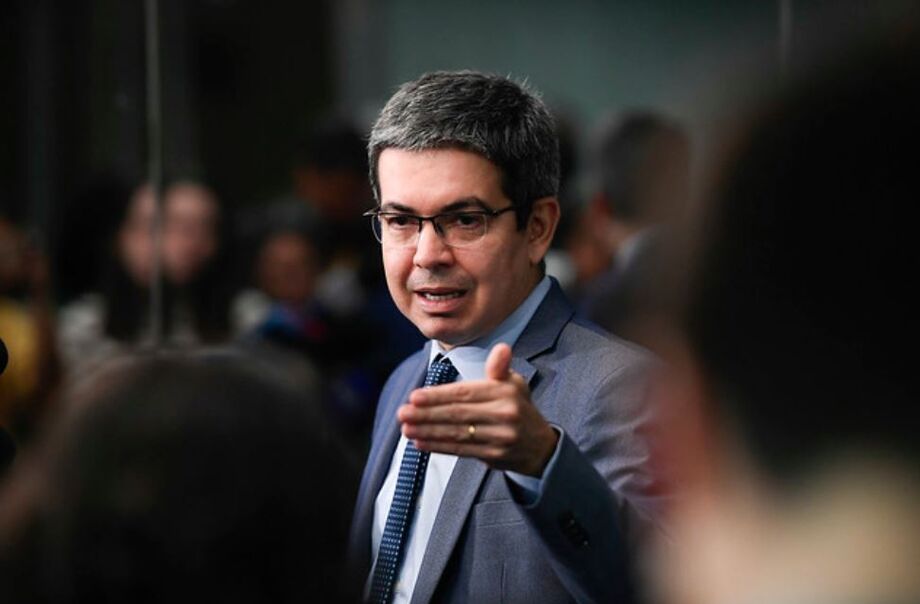 Randolfe Rodrigues diz que MP do tarifaço pode perder a validade e defende foco no PLP 164/2025.