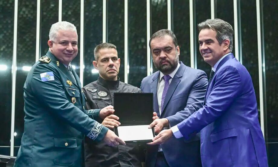 Cerimônia no Congresso homenageou os quatro policiais mortos na Operação Contenção, deflagrada nos complexos do Alemão e da Penha.