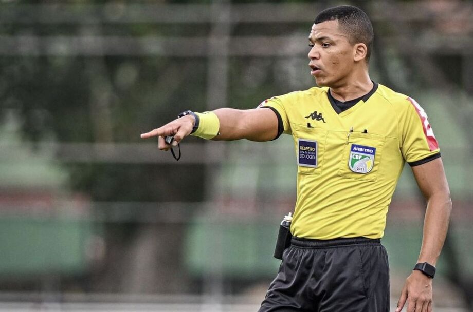 Projeto aprovado no Senado prevê vínculo empregatício e direitos trabalhistas para árbitros de futebol.