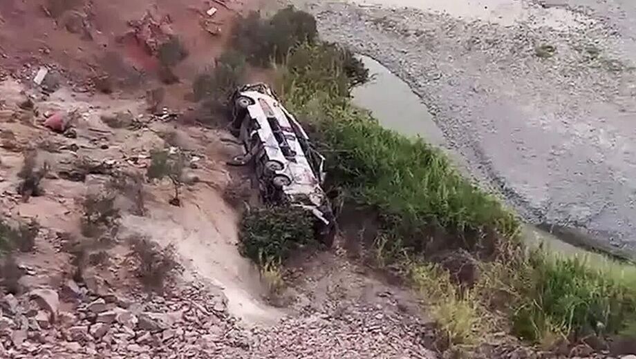 Ônibus caiu em ribanceira de mais de 200 metros após colisão na rodovia Panamericana Sul, no Peru.
