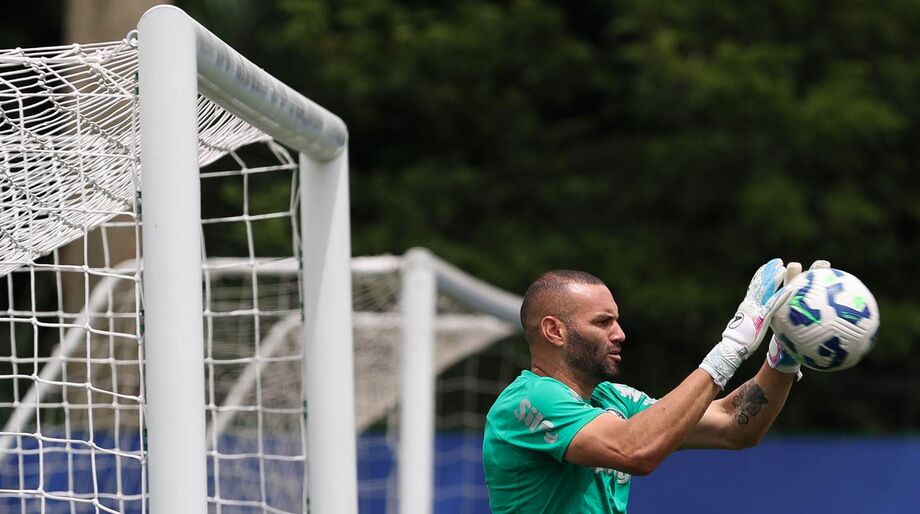 Goleiro Weverton treina com bola pela primeira vez após lesão na mão e inicia fase de readaptação no Palmeiras