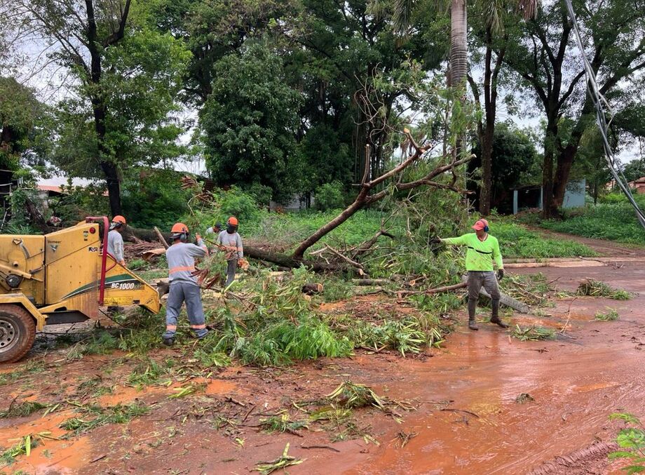 Equipes da Prefeitura trabalham na limpeza de vias alagadas após temporal em Campo Grande