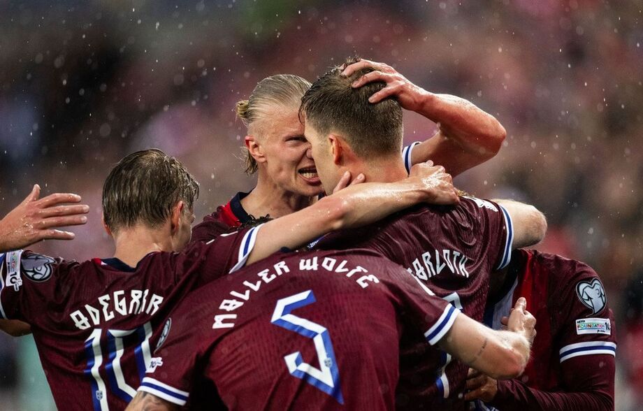 Haaland comemora um dos seus dois gols na vitória da Noruega sobre a Estônia por 4 a 1