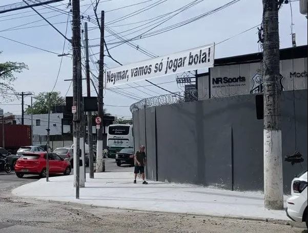 Faixa de torcedores cobra Neymar por postura durante derrota para o Flamengo no Maracanã